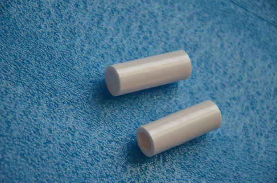Tubes en céramique de zircone de la haute précision 6.0g/cm3 ZrO2 baguant la douille